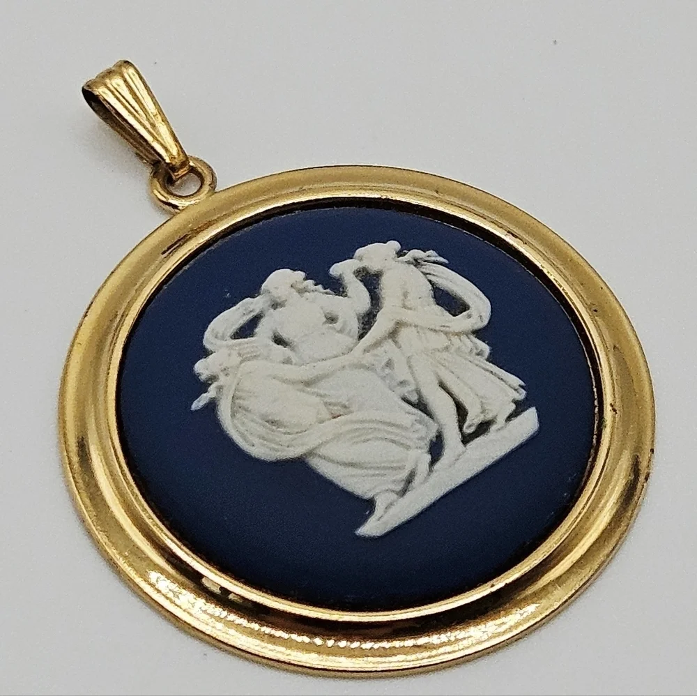 VINTAGE Wedgwood Jasperware Gold Filled Circle Pendant Made in England Signed